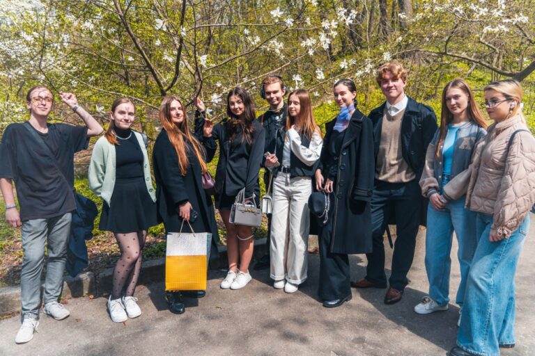 Барви весни надихнули майбутніх дизайнерів на пленері в ботсаду